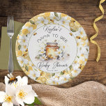 Assiettes En Carton Mama to Bee Flowers and Bees Baby shower de miel<br><div class="desc">Voici notre collection de Baby showers délicieux, inspirée par la douceur du miel et la beauté des fleurs en fleurs. Ce modèle enchanteur, neutre pour les hommes et les femmes, présente une charmante combinaison d'éléments, dont un pot de miel sucré et de délicates fleurs florales blanches. Au coeur du design,...</div>