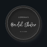 Assiettes En Carton Mariage contemporain moderne noir<br><div class="desc">Une typographie audacieuse et tendance pour votre papeterie de fête,  simple mais élégante avec un thème noir et blanc. Entièrement personnalisable : vous pouvez changer les couleurs de la police et du fond si nécessaire.</div>