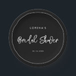 Assiettes En Carton Mariage contemporain moderne noir<br><div class="desc">Une typographie audacieuse et tendance pour votre papeterie de fête,  simple mais élégante avec un thème noir et blanc. Entièrement personnalisable : vous pouvez changer les couleurs de la police et du fond si nécessaire.</div>