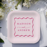 Assiettes En Carton Mariage de cadre rose moderne<br><div class="desc">Ajoutez une touche élégante à votre réception de mariage, à votre dîner de répétition, à votre soirée de fiançailles ou à votre wedding shower avec ces plaques en papier Modern Pink Wavy Frame. Les plaques en papier mariage rétro affichent les noms du couple en lettres roses audacieuses, entourées d'une bordure...</div>