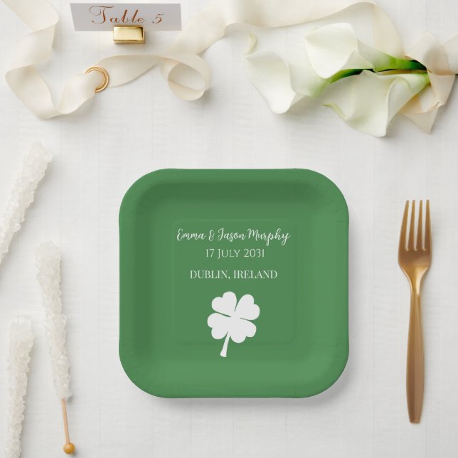 Assiettes En Carton Mariage de trèfle vert irlandais moderne à quatre  (Mariage)