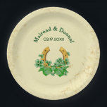 Assiettes En Carton Mariage irlandais shamrock et or - Personnaliser<br><div class="desc">L'élégant thème irlandais Mariage est composé d'un arrière - plan crème dorée douce aux motifs floraux subtils,  surmonté d'un fer à cheval doré porte-bonheur et de shamrocks. Customisez la date du Mariage et les noms avec vos informations. Thème correspondant disponible sur d'autres produits dans mon magasin.</div>