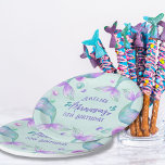 Assiettes En Carton Mermaid Tails Mermazing N'Importe Quel Âge Anniver<br><div class="desc">Plaques de fête d'anniversaire de sirène, personnalisées avec n'importe quel nom et âge. Le design présente des queues de sirènes magiques imaginaires et des bulles océaniques dans des tons d'aquarelle rose violet turquoise et vert menthe. Les invitations à la fête de la Sirène et les fournitures sont disponibles en magasin...</div>