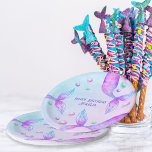 Assiettes En Carton Mermaid's Tails Bright Mermaid fête d'anniversaire<br><div class="desc">Plaques de fête d'anniversaire de sirène avec queue de sirène magique et typographie décorative. Le libellé modèle est entièrement modifiable et se lit actuellement "Joyeux anniversaire [Nom]". Ce design lumineux et dynamique présente des queues de sirènes et des bulles océaniques dans des tons d'aquarelle de violet rose vert et bleu...</div>