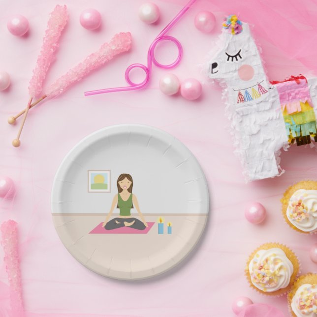 Assiettes En Carton Mignonne Fille Faisant Du Yoga Dans Une Jolie Sall (Fête)
