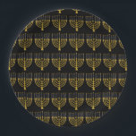 Assiettes En Carton Minorah Festive Hanoukka bougies Élégant Motif<br><div class="desc">Faux bougies menorah en feuille d'or pour votre fête Hanoukka. Illustration de la menorah lunaire avec des étoiles blanches recouvertes de bougies célestes sur un socle de bougies menorah en faux or. Menorah élégante étoile Hanoukka illustrée cadeaux de design et produits en papier.</div>