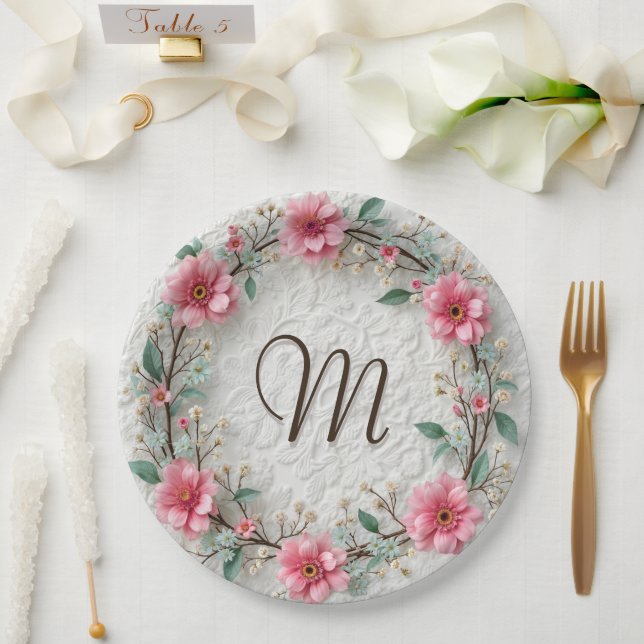 Assiettes En Carton Monogramme Dans Une Élégante Wreath Sur Dentelle (Mariage)