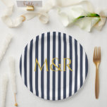 Assiettes En Carton Monogramme Marine Bleu rayures Anniversaire rayé<br><div class="desc">Design rayé vintage moderne. Bandes verticales design motif dans le classique français chic marin d'été bleu marine et blanc.</div>