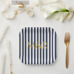 Assiettes En Carton Monogramme Marine Bleu rayures Anniversaire rayé<br><div class="desc">Design rayé vintage moderne. Bandes verticales design motif dans le classique français chic marin d'été bleu marine et blanc.</div>