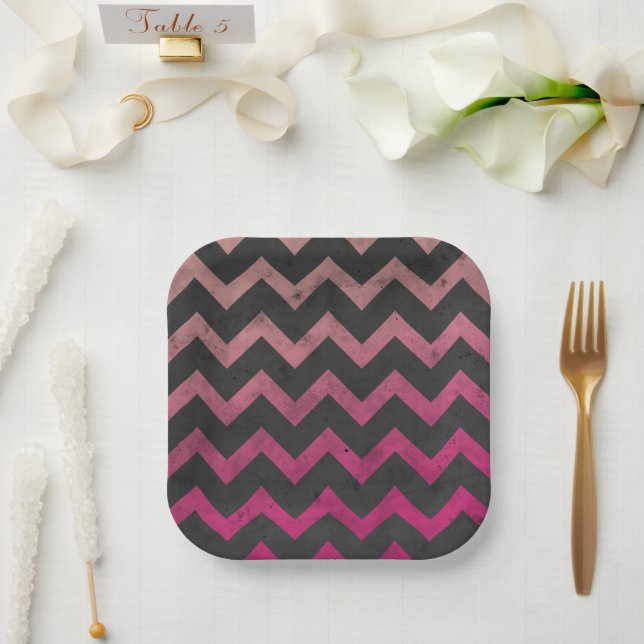 Assiettes En Carton Motif de chevron gris foncé rose magenta (Mariage)