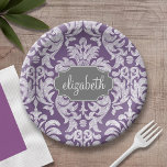 Assiettes En Carton Motif de Damas Vintage violet et gris<br><div class="desc">Ajoutez votre nom ou monogramme à ce damas à fleurs tendance et féminine aux couleurs populaires. Le damas a un aspect de tableau noir fantaisiste.</div>