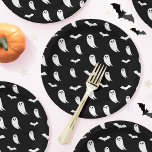 Assiettes En Carton Motif de fantôme et chauves-souris d'Halloween noi<br><div class="desc">Amusant noir et blanc Halloween Ghost et Bat Motif papier de conception de plaque. Parfait pour votre prochaine fête d'Halloween. Conçu Par Moodthology Papery</div>