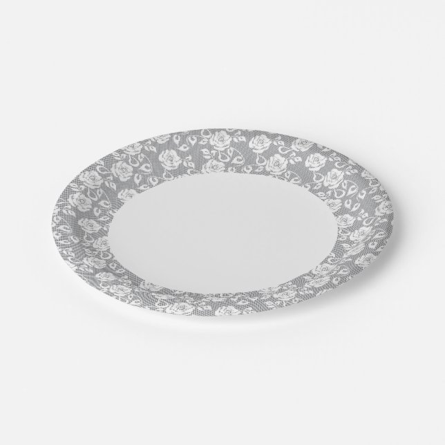 Assiettes En Carton motif en dentelle blanche sur arrière - plan gris (Angle)
