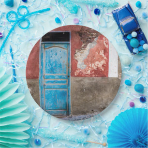 Assiettes En Carton Mur coloré avec porte bleue