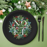 Assiettes En Carton NOEL Berries et Noël vert<br><div class="desc">Le mot NOEL parmi les feuilles d'hiver et les baies sur un arrière - plan noir (ou toute couleur),  ces assiettes en papier sont élégantes pour toute occasion de Noël de vacances. CORRESPONDRE des articles dans notre magasin.</div>