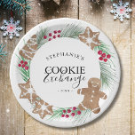 Assiettes En Carton Noël Cookie Exchange Party<br><div class="desc">Ces plaques de papier Cookie Exchange Party sont décorées de biscuits à l'aquarelle,  de verdure festive et de baies. Facile à personnaliser. Aquarelle originale © Michele Davies.</div>