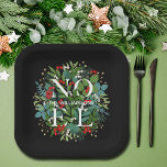 Assiettes En Carton NOEL Green Noël noir personnalisé<br><div class="desc">Le mot NOEL et votre nom parmi les feuilles d'hiver et les baies rouges,  blanches et dorées sur un arrière - plan noir (ou toute couleur),  ces plaques carrés en papier sont élégantes pour tout Noël de vacances. CORRESPONDRE des articles dans notre magasin.</div>