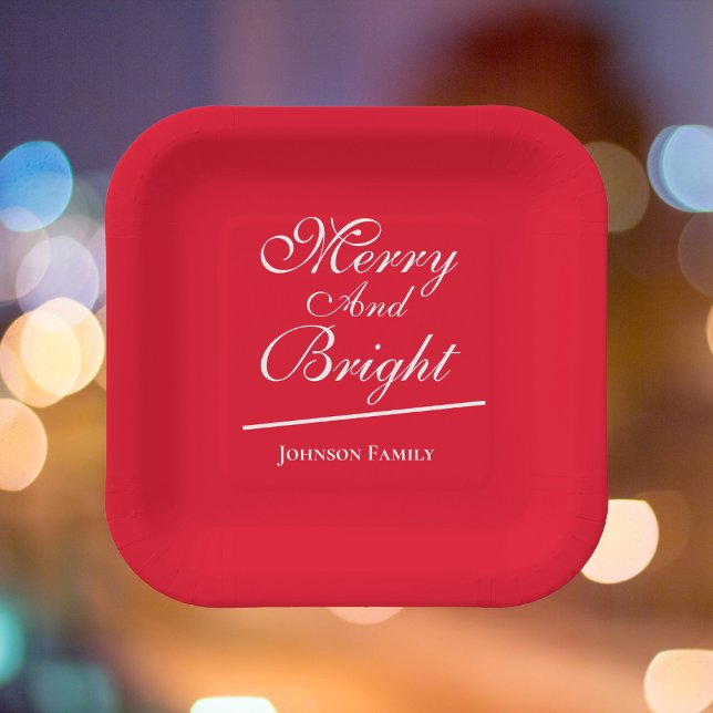 Assiettes En Carton Noël Joyeux et brillant Personnalisé Famille Chic (Christmas "Merry & Bright" personalized chic red paper plates.)