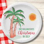 Assiettes En Carton Noël personnalisé à la fête de juillet<br><div class="desc">Noël personnalisé en Juillet Plaque de Papier du Parti. Fêtons Noël en juillet avec un barbecue ou une fête ! Famille Invitation et amis à votre fête de Noël et décorez-la avec ces plaques en papier style île avec des palmiers dessinés à la main et décorés de lumières. Facilement personnalisable...</div>