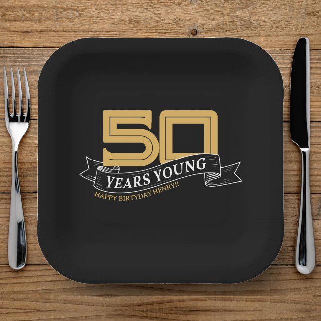 Assiettes En Carton Noir & Or 50 ans Jeune bannière 50e anniversaire (Black & Gold 50 Years Young Banner 50th Birthday Paper Plates)