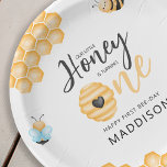 Assiettes En Carton Notre petit miel | Photo du premier anniversaire<br><div class="desc">C'est le premier anniversaire de votre petite abeille au miel - fêtez avec une douce et élégante plaque de papier d'anniversaire! Avec un modèle d'anniversaire moderne,  et des images boho d'abeilles,  de nid d'abeille et de ruches. Bienvenue amis et famille à rejoindre la fête bourdonnante!</div>