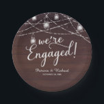 Assiettes En Carton Nous sommes engagés Rustic Engagement Party<br><div class="desc">Plaque de papier rustique chic fiançailles. Facile à personnaliser avec vos détails. Contactez-moi par conversation si vous avez des questions sur l'oeuvre ou avez besoin d'une personnalisation. VEUILLEZ NOTER : Pour obtenir de l'aide sur les commandes, l'expédition, l'information sur les produits, etc., contactez le service à la clientèle de Zazzle...</div>