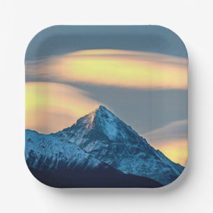 Assiettes En Carton Nuages uniques au-dessus de montagnes enneigées