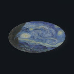 Assiettes En Carton Nuit étoilée par Vincent Van Gogh<br><div class="desc">Une des peintures les plus célèbres de Vincent Van Gogh. Starry Night est une belle huile bleue sur toile peinte par Van Gogh et c'est la plus haute qualité disponible sur Zazzle afin que vous puissiez vous attendre à des résultats d'impression de haute qualité. Disponible sur de nombreux cadeaux, coques...</div>