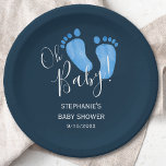 Assiettes En Carton Oh Baby Feet Baby shower bleu marine<br><div class="desc">Ces assiettes simples et élégantes en papier baby shower sont décorées de mignons pieds d'enfant aquarellés à la main dans le bleu pastel sur un arrière - plan bleu marine foncé. Ils disent Oh Baby dans la typographie stylée. Facile à personnaliser. Parce que nous créons notre oeuvre, vous ne trouverez...</div>