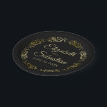Assiettes En Carton Or sur noir Elegant Floral Filigree Mariage<br><div class="desc">Ces belles plaques en papier sont conçues pour coordonner avec notre Gold Foil Elegant Wedding Suite. Elles sont ornées d'une bordure florale dorée à faux papier avec un espace pour entrer le nom du couple et la date du mariage. Le texte est or arrière - plan est noir. Entièrement personnalisable....</div>