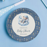 Assiettes En Carton Ours couché nuage & étoiles bleu garçon baby showe<br><div class="desc">Célébrez l'arrivée de votre petit avec cette charmante plaque en papier qui met en vedette un bébé d'aquarelle dormant tranquillement sur un nuage. La jolie illustration est encastrée dans un cadre circulaire, entourée d'un charmant motif d'étoiles dorées sur fond bleu serein. Parfait pour ajouter une touche de fantaisie à votre...</div>