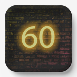 Assiettes En Carton Panneau néon Joyeux anniversaire 60 sur un mur de 