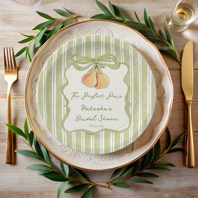 Assiettes En Carton Parfait ensemble vert sauge rayé pour une baby sho (Perfect pair sage green retro stripes pear bridal shower monogrammed personalized paper plates )