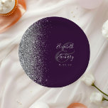 Assiettes En Carton Parties scintillant d'argent moderne Mariage viole<br><div class="desc">Ces élégantes plaques mariages modernes présentent un bord de parties scintillant en faux argent. Customisez facilement le texte gris argenté sur un arrière - plan violet foncé,  avec les noms de la mariée et du marié dans la calligraphie de l'écriture manuscrite fantasque sur une grande esperluette.</div>