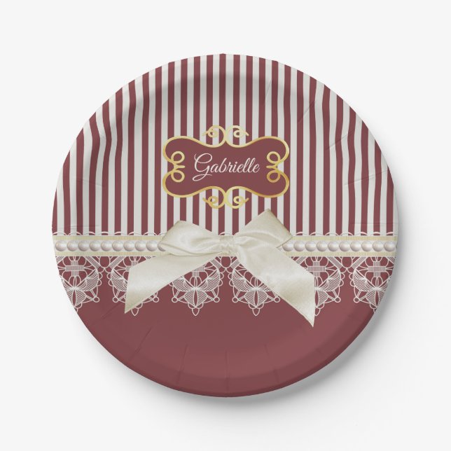 Assiettes En Carton Perles et dentelle Deep Red Stripes Bow et nom (Devant)