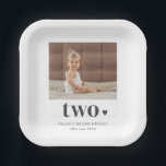 Assiettes En Carton Photo Deux coeurs 2e Affiche de bienvenue d'annive<br><div class="desc">Un design moderne 2ème anniversaire, avec votre propre photo et le mot "deux" avec un coeur en dessous. Vous pouvez également modifier toutes les couleurs et tous les styles de texte, ainsi que la couleur du coeur si vous le souhaitez. Cliquez simplement sur le bouton "Personnaliser" -> "Modifier à l'aide...</div>