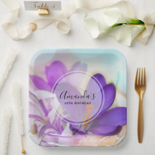 Assiettes En Carton Photo d'un événement de Crocus de printemps assez