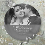 Assiettes En Carton Photo Mariage du 25e anniversaire Chic Silver<br><div class="desc">Personnalisez avec votre photo mariage préférée et les détails spéciaux de 25 ans mariage argent anniversaire en typographie blanche chic sur un arrière - plan argent. Conçu par Thisisnotme©</div>