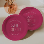 Assiettes En Carton Pied moderne | Hot Rose Elle L'A Fait Graduation<br><div class="desc">Cette moderne fete rose chaud qu'elle a fait il graduation plaques de papier sont parfaits pour une simple fête de grad. Le design se compose d'élégantes typographies de boho avec une touche de style sophistiqué dans le rose chaud clair et féminin. Personnalisez vos plaques de papier avec le nom de...</div>