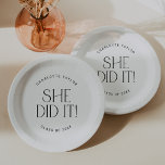 Assiettes En Carton Pied moderne | Minimal Elle L'A Fait Graduation<br><div class="desc">Ces prouesses modernes qu'elle a fait, les plaques de papier de graduation sont parfaites pour une simple fête de grand. Le design se compose d'une élégante typographie boho avec une touche de style sophistiqué en noir et blanc minimaliste. Personnalisez vos plaques de papier avec le nom de l'année d'études supérieures...</div>