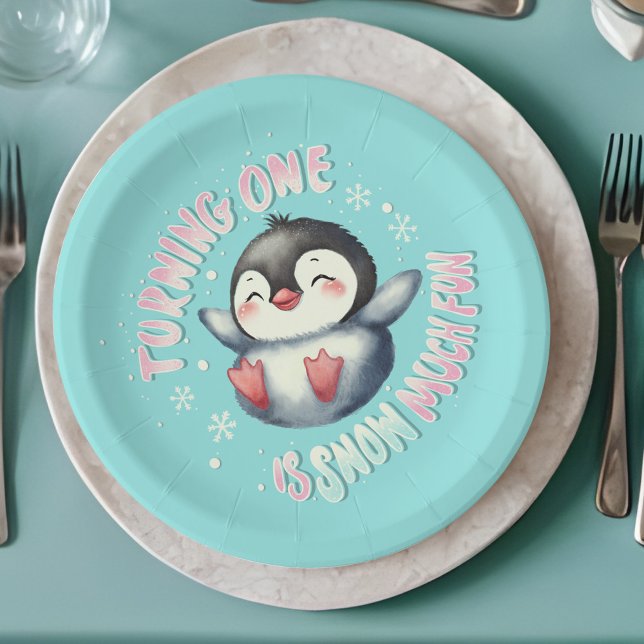 Assiettes En Carton Pingouin 1ère fête d'anniversaire Winter Wonderlan (1st birthday paper plates, cute baby Penguin has "Snow Much Fun" in a charming icy aqua wonderland)