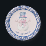 Assiettes En Carton Pink & Blue Christmas Snowman W/ Damask Border<br><div class="desc">Ce design de Noël a un design primitif du grand-millénaire avec un Snowman dans un pot de Chinoiserie bleu et blanc sur un arrière - plan rose vif avec une bordure damassée bleu marine autour du bord.</div>