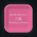 Assiettes En Carton Pink Minimalist Name 75th Birthday Party Carré<br><div class="desc">Un solide arrière - plan rose chaud décore cette plaque de papier unique et amusante fête. Bien que la valeur par défaut indique "75e anniversaire", vous pouvez facilement modifier le texte pour le nom, le nombre d'années et l'événement. Choisissez rond ou carré. Très féminine et féminine ! Des serviettes en...</div>