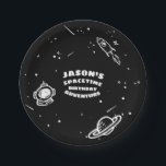 Assiettes En Carton Plaque d'anniversaire de l'astronaute de l'espace<br><div class="desc">Unique, amusant, moderne et audacieux anniversaire astronaute aventure spatiale conception plaque d'anniversaire d'anniversaire d'anniversaire. La palette de couleurs noir et blanc est utilisée pour créer un thème simple mais audacieux et accrocheur de l'espace de célébration d'anniversaire thème design. La couleur dominante noire est utilisée pour représenter l'espace extérieur profond. Des...</div>