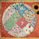 Assiettes En Carton Plaque papier Motif vintage Quilt<br><div class="desc">Cette plaque papier vintage à motifs de courtepointe est prête pour vous à personnaliser avec un monogramme ou un autre texte. Design doux pour un déjeuner féminin,  un anniversaire ou toute autre occasion spéciale. Voir serviettes,  dessous de verre,  giftbag et beaucoup d'autres articles correspondants dans cette conception à www.zazzle.com/patchpourri.</div>