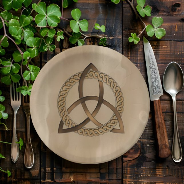 Assiettes En Carton Plaques en papier à noeud Celtique Triquetra Trini (Timeless elegance: Celtic trinity knot paper plate adorns the table.)