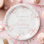 Assiettes En Carton Première fête de la fille aux pieds roses<br><div class="desc">Plaques en papier d'anniversaire de la fille de la cave rose</div>