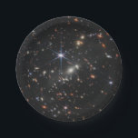 Assiettes En Carton Première vue profonde de l'univers de Webb<br><div class="desc">Vaste et profonde, cette image capture une minuscule tranche du début de l'univers, grouillant de milliers de galaxies de formes et de tailles diverses. Les couleurs pâles des galaxies témoignent de leur immense distance, certaines datant de 13, 8 milliards d'années. Les galaxies spirales, comme notre propre Voie Lactée, serrent de...</div>