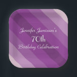 Assiettes En Carton Purple Striped 70th Birthday Party Nom simple<br><div class="desc">Un motif de cinq nuances de rayures diagonales violettes décore cette plaque de papier unique et amusante fête. Bien que la valeur par défaut indique "70e anniversaire", vous pouvez facilement modifier le texte pour le nom, le nombre d'années et l'événement. Très féminine et féminine ! Des serviettes en papier assorties...</div>