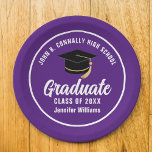 Assiettes En Carton Purple White Graduate Custom 2025 Graduation Party<br><div class="desc">Cette plaque de papier moderne violet et blanc personnalisé pour la remise des diplômes comporte une typographie classe de votre nom de lycée ou de collège pour la classe de 2025. Customisez avec votre année de remise de diplômes sous l'écriture chic manuscrite et le casquette noir gris pour une décoration...</div>